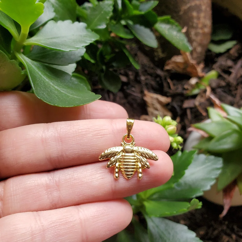 New Gold Bee Charm / Pendant - Picture 10 of 13